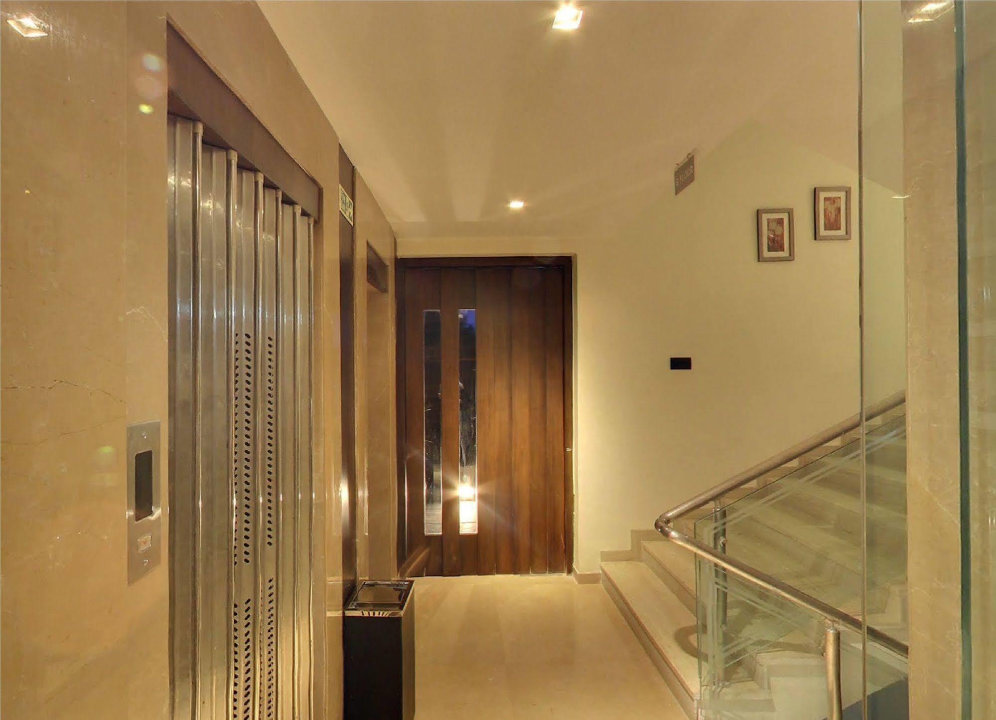 Oyo 1545 Hotel Shivani International Αχμπανταμπάντ Εξωτερικό φωτογραφία