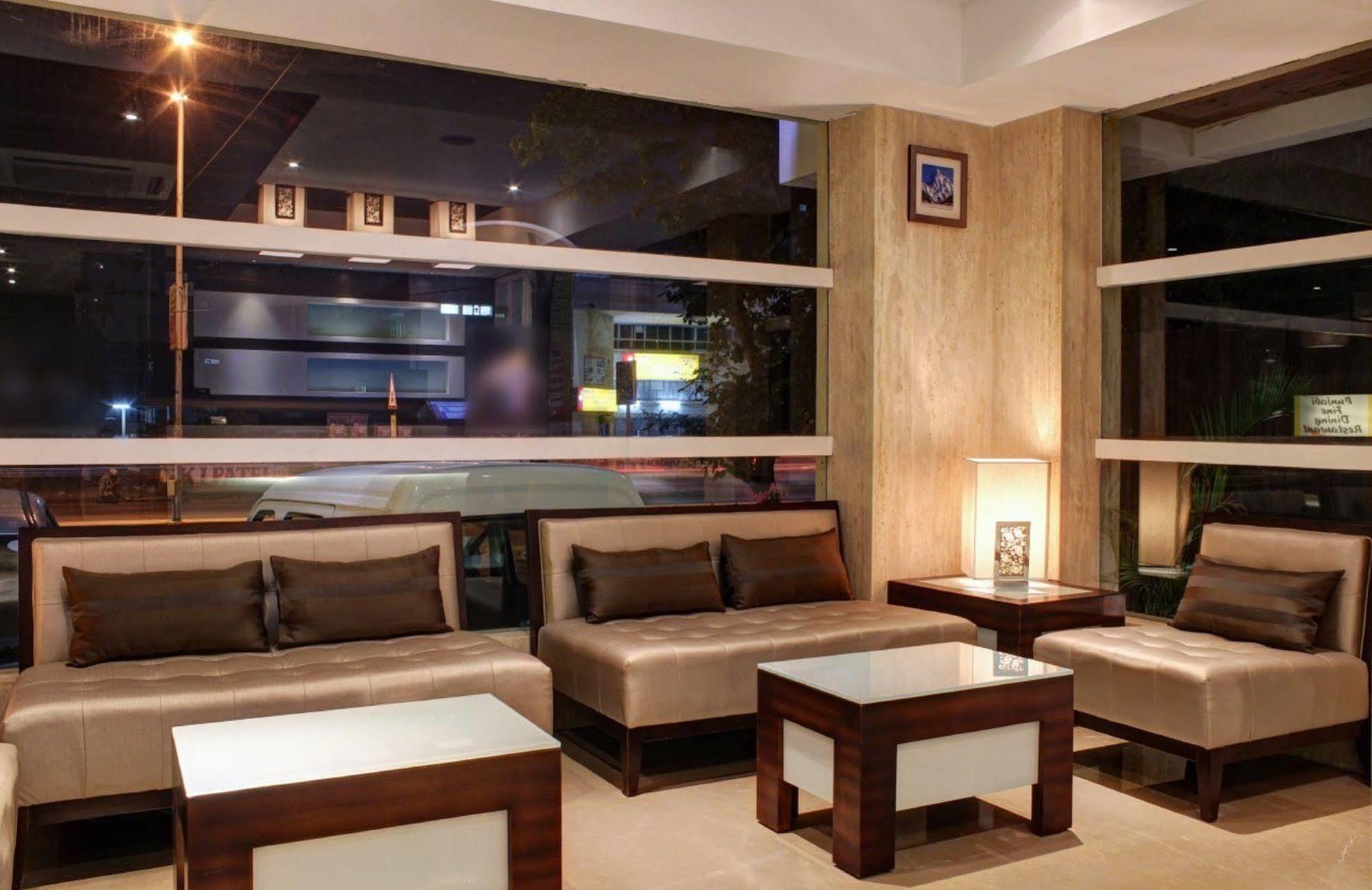 Oyo 1545 Hotel Shivani International Αχμπανταμπάντ Εξωτερικό φωτογραφία