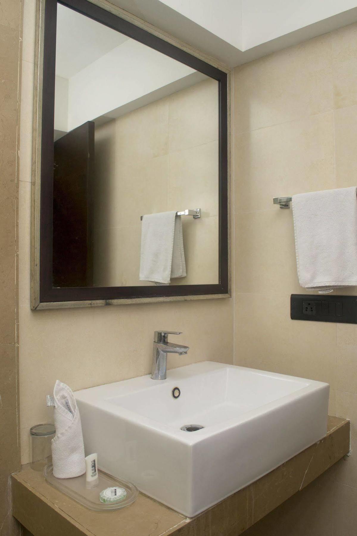 Oyo 1545 Hotel Shivani International Αχμπανταμπάντ Εξωτερικό φωτογραφία
